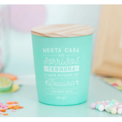 Vela-Nesta Casa há Sorrisos, Ternura e uma Pitada de Loucura