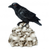 Ornamento Corvo de pé sobre pilha de crânios