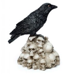 Ornamento Corvo de pé sobre pilha de crânios