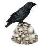 Ornamento Corvo de pé sobre pilha de crânios